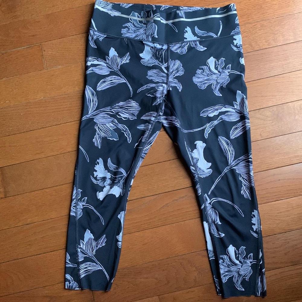 ATHLETA navy blue floral cropped leggings size Large